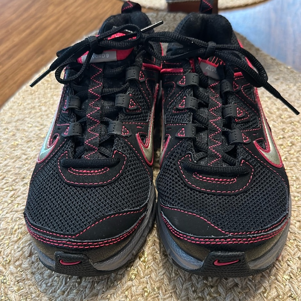 Nike women’s 6.5 air sneaker